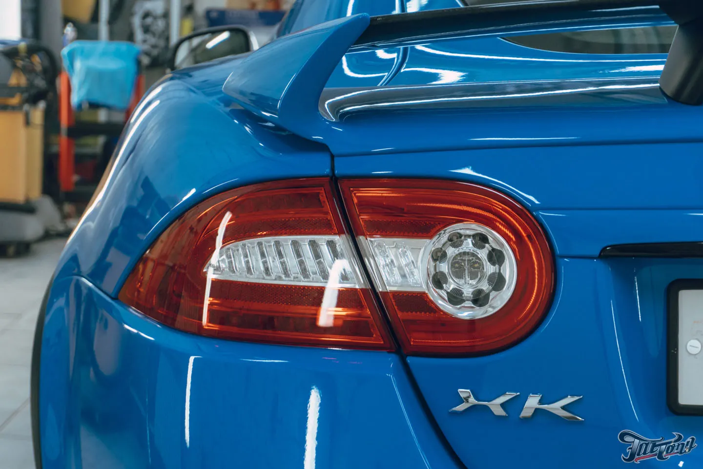 Оклеили заднюю часть Jaguar XKR-S полиуретаном, покрыли пленку керамикой, отполировали глянец в салоне